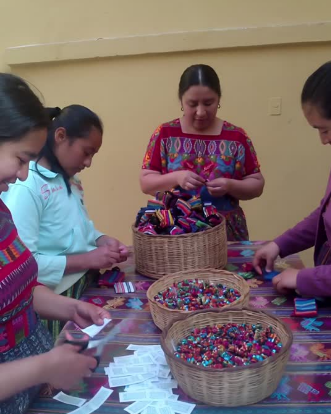 quitapenas hechas a mano_foto mujeres hacen muñecas quitapenas a mano.